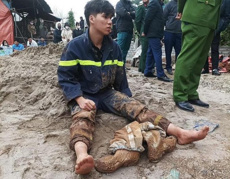 Cảnh sát PCCC và CNCH nỗ lực trục vớt thi thể 2 nạn nhân bị tai nạn dưới giếng sâu -0