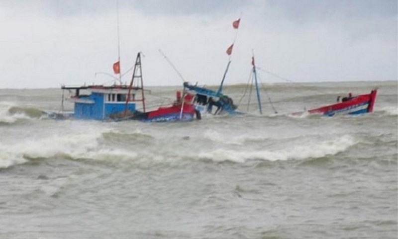  4 ngư dân Phú Yên trên tàu cá bị chìm ngoài biển đã được ngư dân Bình Định cứu nạn -0