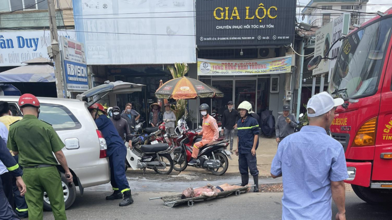 Căn nhà 2 tầng phát cháy giữa trưa khiến một người chết và một người bị thương -0