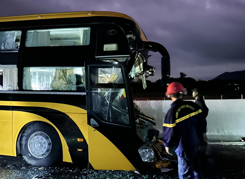 Hai người chết trong vụ xe khách tông xe tải trên đường cao tốc ở Khánh Hòa  -0