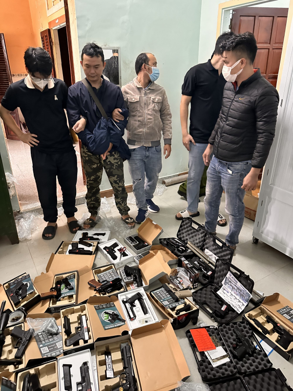 Triệt phá điểm mua, bán trái phép vũ khí trên không gian mạng -0