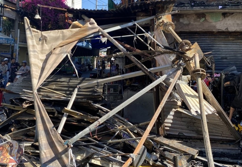 2 vụ cháy trong đêm, một người phụ nữ lớn tuổi bị ngạt khói -1