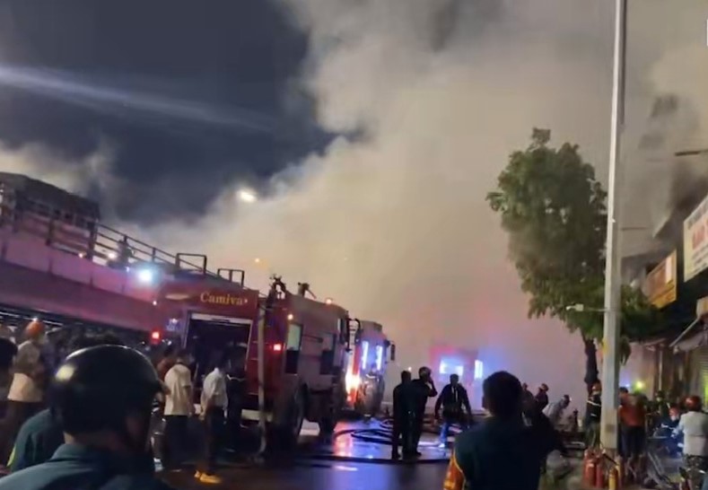 2 vụ cháy trong đêm, một người phụ nữ lớn tuổi bị ngạt khói -0