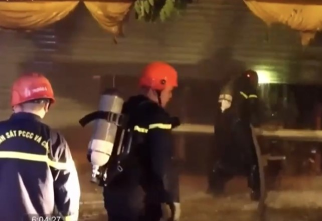 2 vụ cháy trong đêm, một người phụ nữ lớn tuổi bị ngạt khói -0