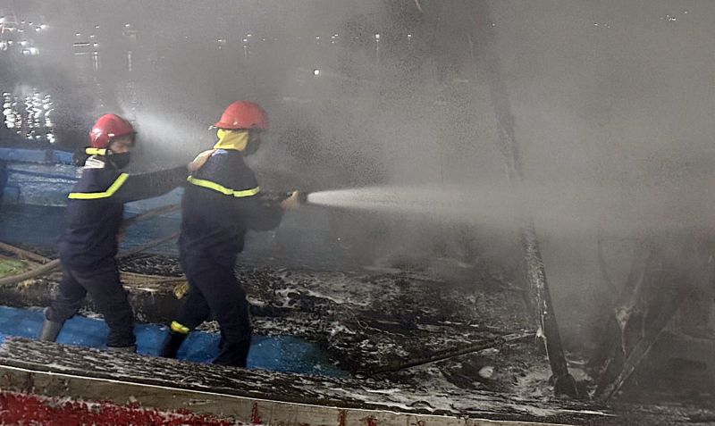 Hai tàu cá đang neo đậu bốc cháy ngùn ngụt trong đêm -0