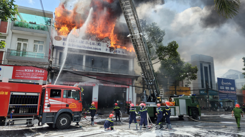 Dập tắt hoàn toàn vụ cháy Garge ô tô Kim Thu ở TP Cần Thơ -0