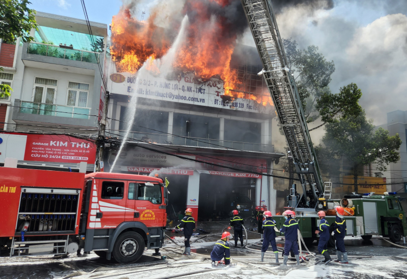 Dập tắt hoàn toàn vụ cháy Garge ô tô Kim Thu ở TP Cần Thơ -1
