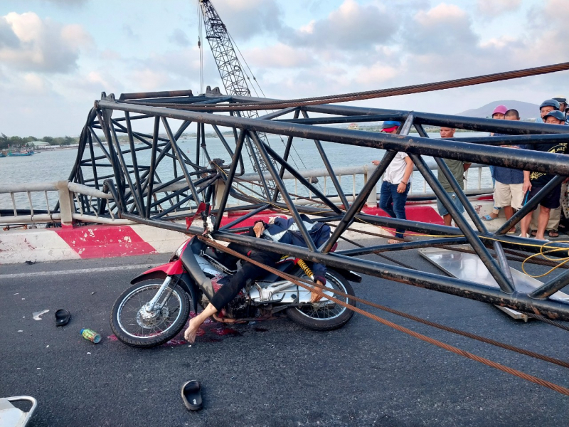 Khẩn trương điều tra vụ cần cẩu đứt dây cáp đè người đi đường tử vong -1