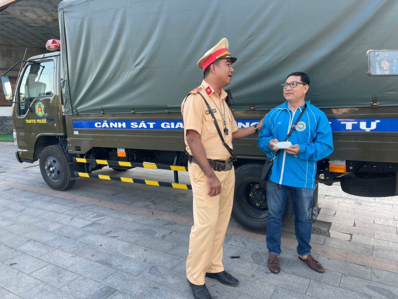 Công an TP Thủ Dầu Một trao trả tài sản cho người bị đánh rơi trên đường -0