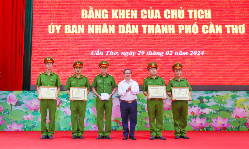 Khen thưởng lực lượng chữa cháy Garage ô tô ở Cần Thơ -0