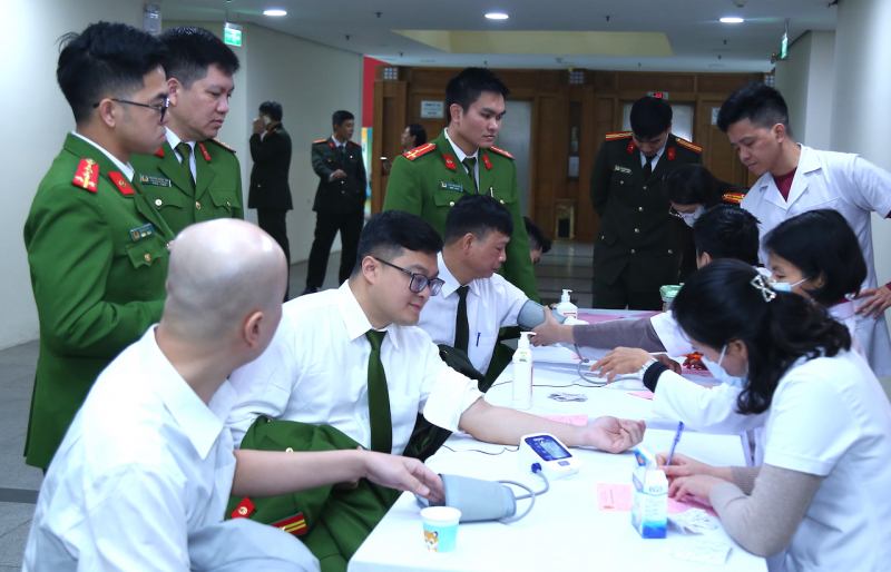 Thanh niên, phụ nữ 10 đơn vị thuộc Bộ Công an hiến máu 