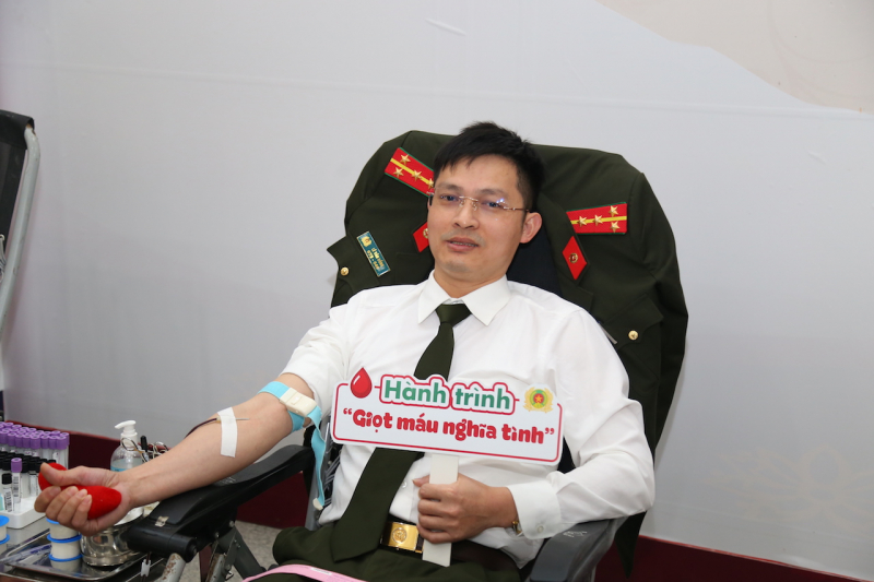 Thanh niên, phụ nữ 10 đơn vị thuộc Bộ Công an hiến máu 