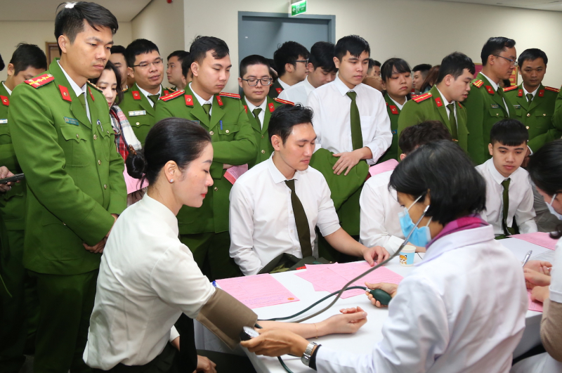 Thanh niên, phụ nữ 10 đơn vị thuộc Bộ Công an hiến máu 