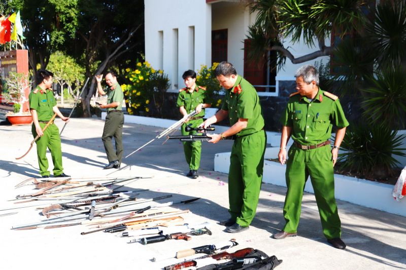 Công an huyện Thuận Nam tiêu hủy hàng trăm vũ khí, công cụ hỗ trợ -0