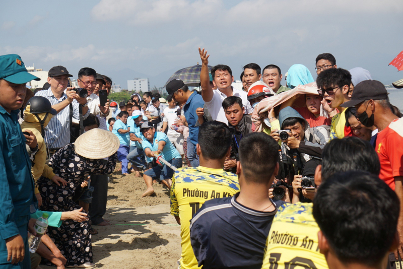 Du khách nô nức khai hội Cầu ngư tại Đà Nẵng -0