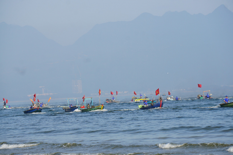 Du khách nô nức khai hội Cầu ngư tại Đà Nẵng  -1