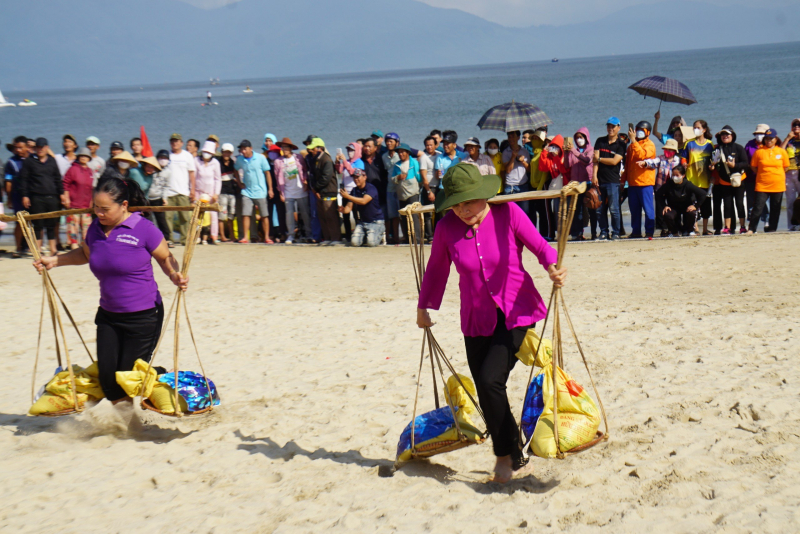 Du khách nô nức khai hội Cầu ngư tại Đà Nẵng  -0