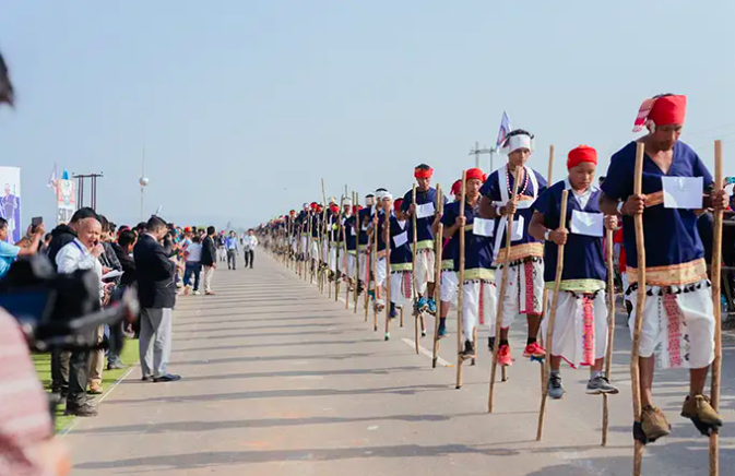 Dòng người đi cà kheo quãng dài nhất -0