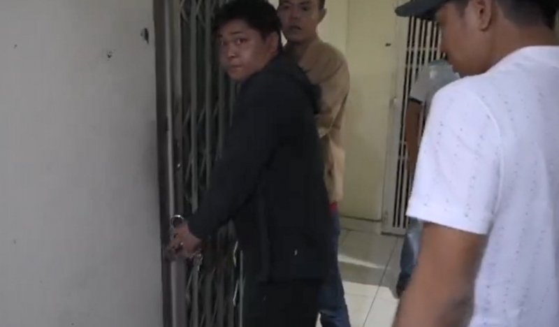 Rao bán súng đạn trên mạng như... “mua rau” -0