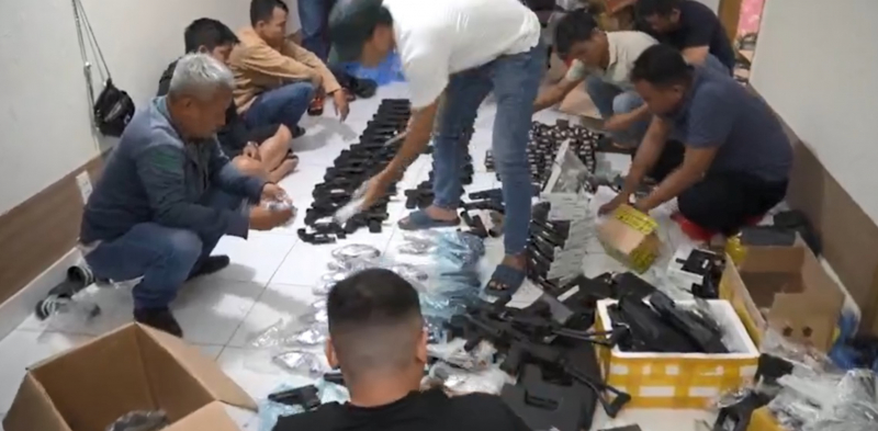 Rao bán súng đạn trên mạng như... “mua rau” -0