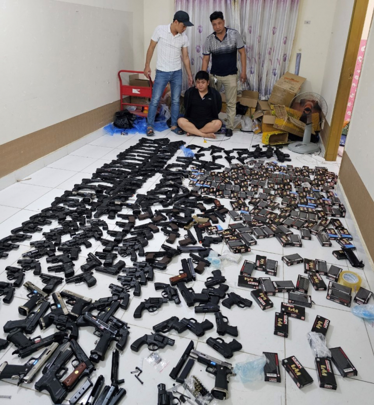 Rao bán súng đạn trên mạng như... “mua rau” -1