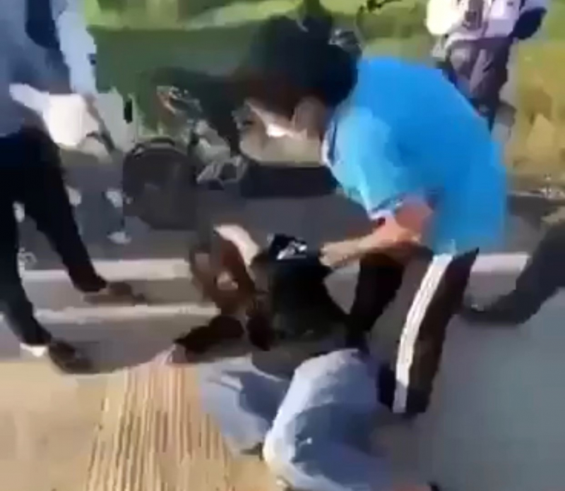 Nữ sinh bị đánh hội đồng phải nhập viện cấp cứu -0