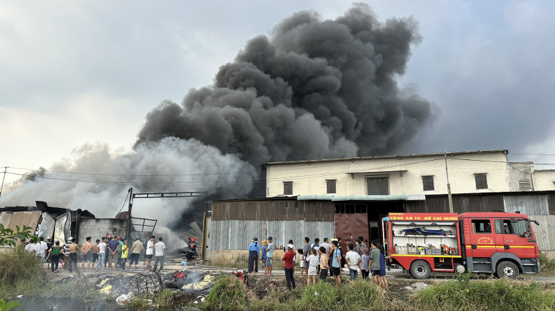 Hơn 3 giờ dập tắt đám cháy tại 2 xưởng sản xuất rộng khoảng 3.000m2 ở Hóc Môn -0
