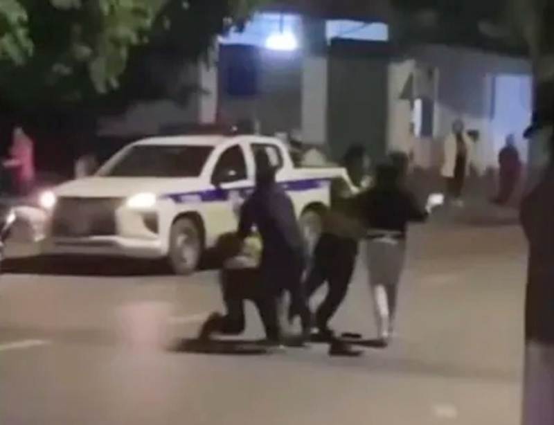 Tạm giữ 2 đối tượng chống đối CSGT khi đo nồng độ cồn -0