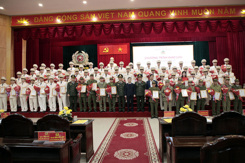 Sơ kết Nghị quyết số 11-NQ/ĐUCA và tuyên dương Công an xã điển hình, tiêu biểu -0