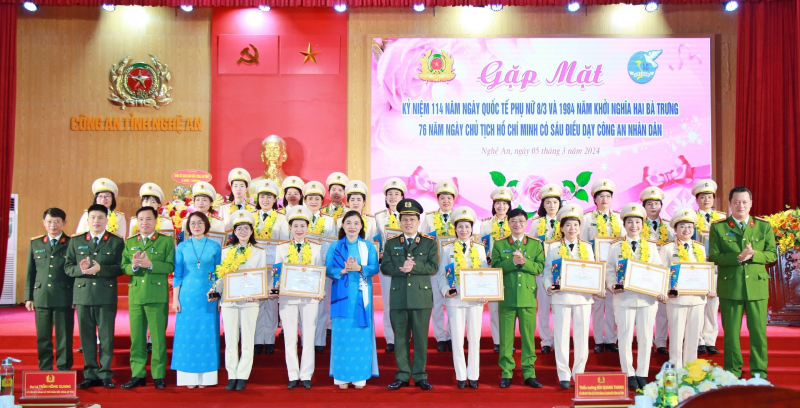  Tuyên dương 22 nữ cán bộ Công an Nghệ An tiêu biểu -0