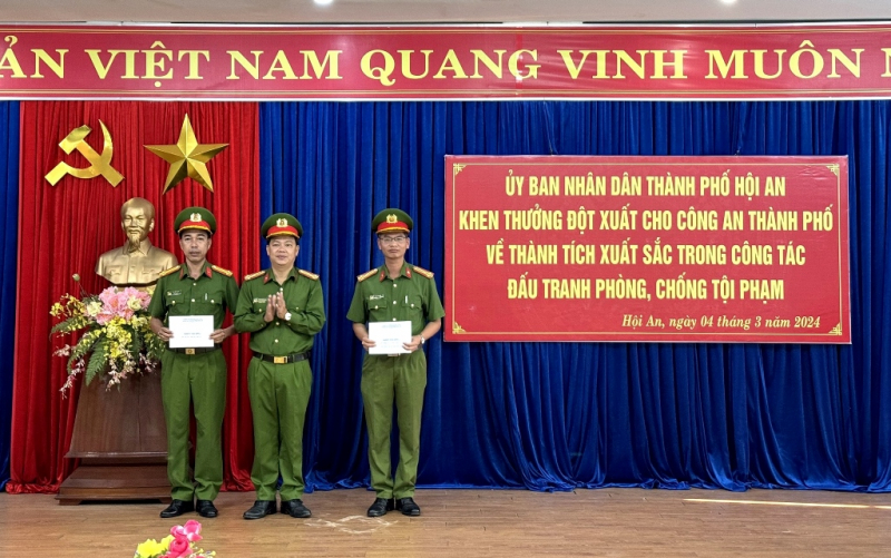 Khen thưởng đột xuất Công an thành phố Hội An về thành tích tranh phòng, chống tội phạm -0