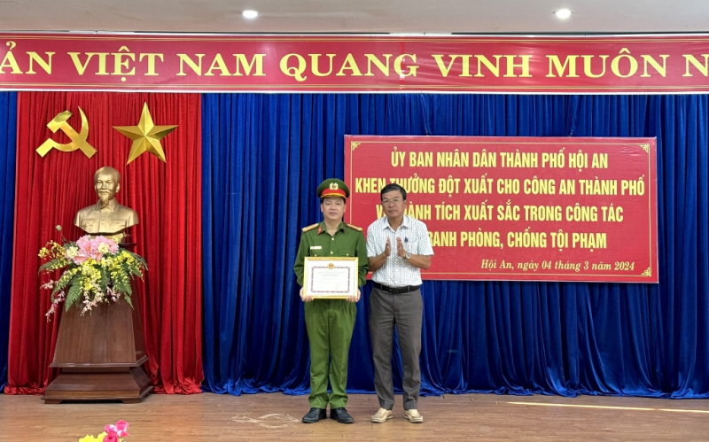 Khen thưởng đột xuất Công an thành phố Hội An về thành tích tranh phòng, chống tội phạm -0