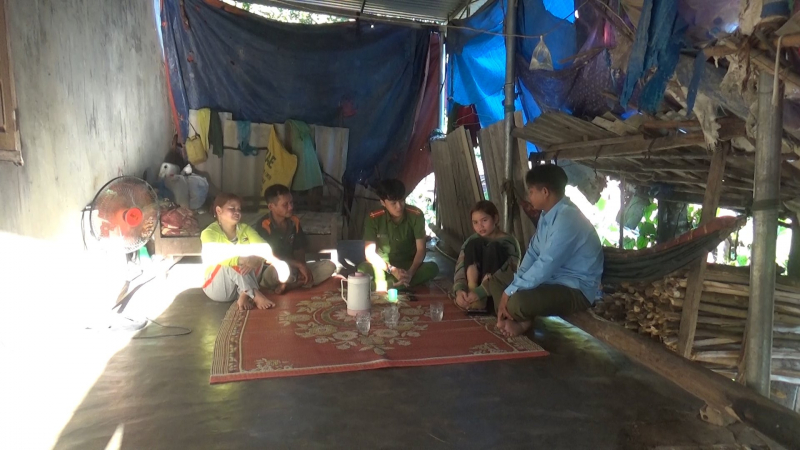 Tuyển bán giày nhưng đưa vào