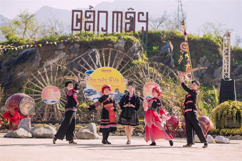 Du khách mê mải đồi hoa cải vàng rực tại Fansipan -0