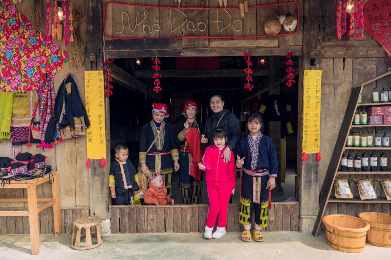 Du khách mê mải đồi hoa cải vàng rực tại Fansipan -0