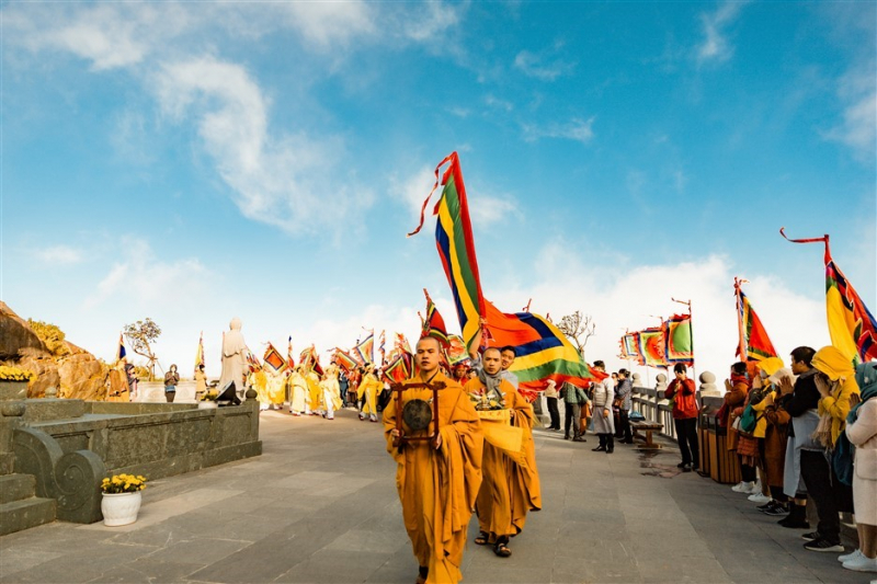 Du khách mê mải đồi hoa cải vàng rực tại Fansipan -0