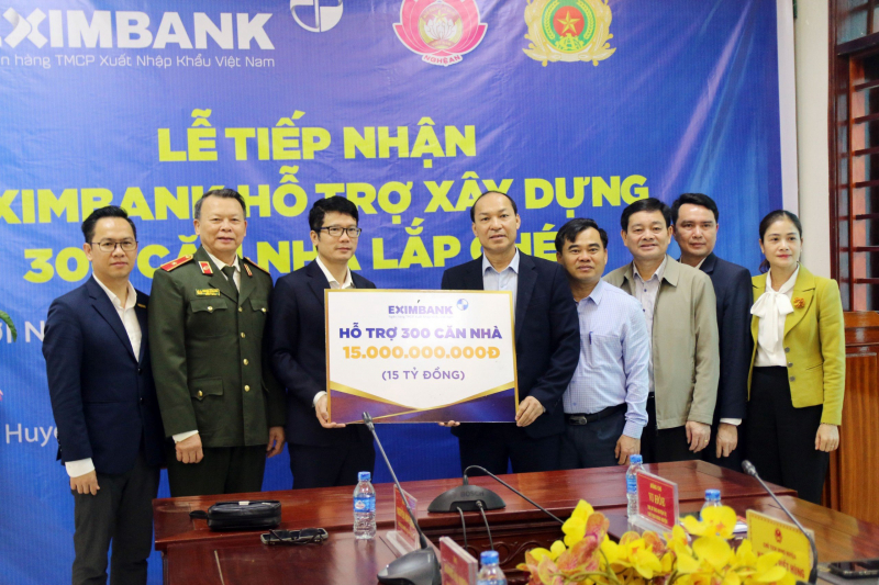Eximbank trao tặng nhà lắp ghép cho 300 hộ nghèo huyện biên giới Kỳ Sơn tỉnh Nghệ An -0