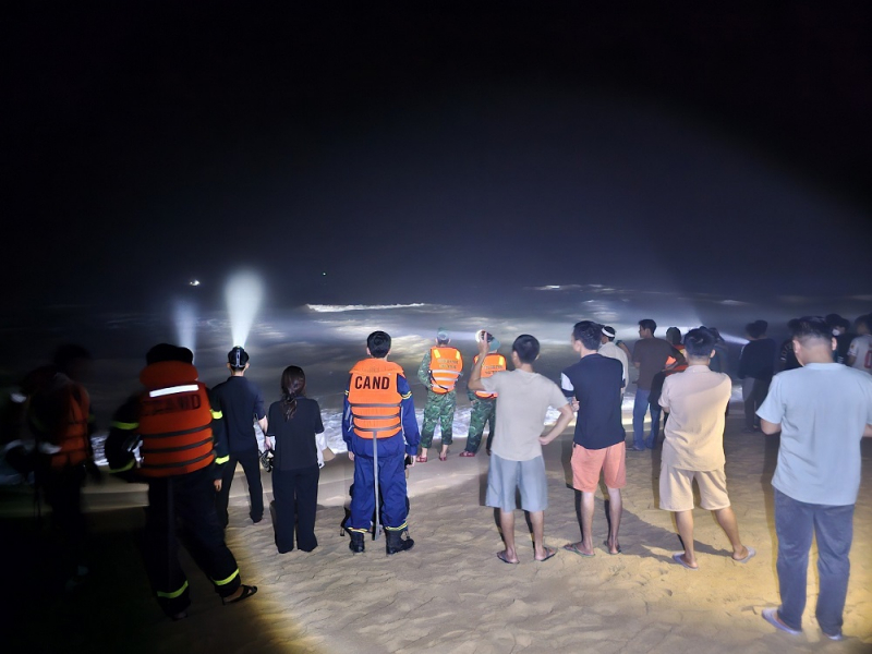 Tìm thấy thi thể người đàn ông bị sóng cuốn trôi khi đi bủa lưới ở biển Lăng Cô -0