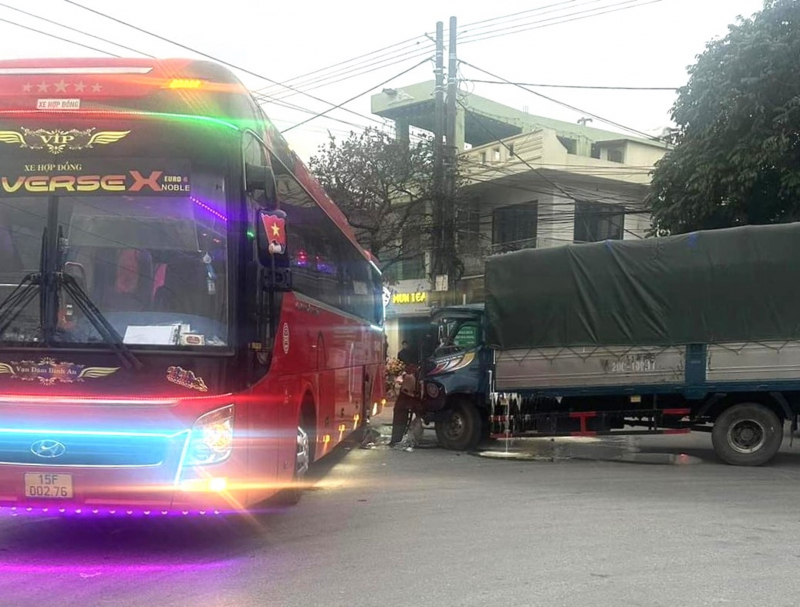 ô tô chở học sinh đi trải nghiệm gặp tai nạn, 4 học sinh phải nhập viện -0