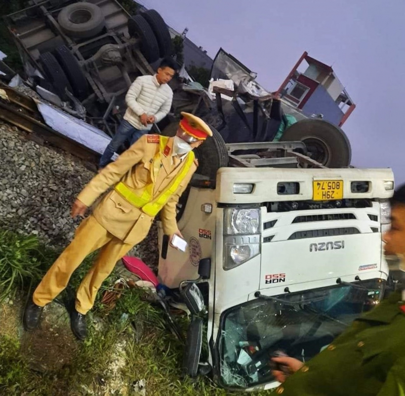 ô tô chở học sinh đi trải nghiệm gặp tai nạn, 4 học sinh phải nhập viện -0