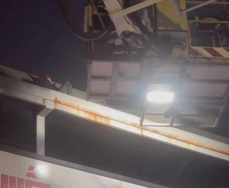 Nam thanh niên say rượu leo lên mái cầu vượt đi bộ nằm -0