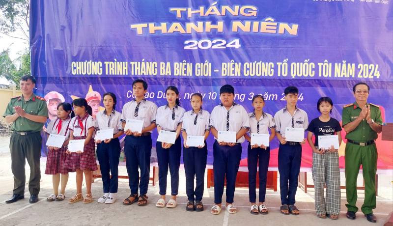 Tuổi trẻ Công an Sóc Trăng với chương trình “Tháng ba biên giới - Biên cương Tổ quốc tôi” -0