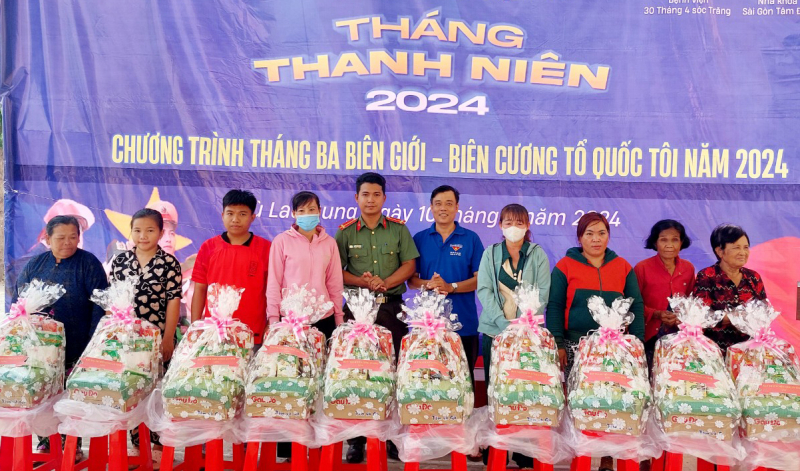 Tuổi trẻ Công an Sóc Trăng với chương trình “Tháng ba biên giới - Biên cương Tổ quốc tôi” -1