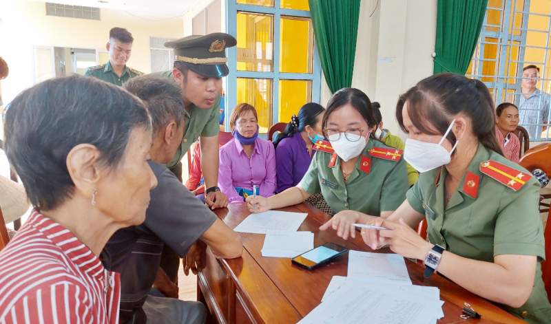 Tuổi trẻ Công an Sóc Trăng với chương trình “Tháng ba biên giới - Biên cương Tổ quốc tôi” -0