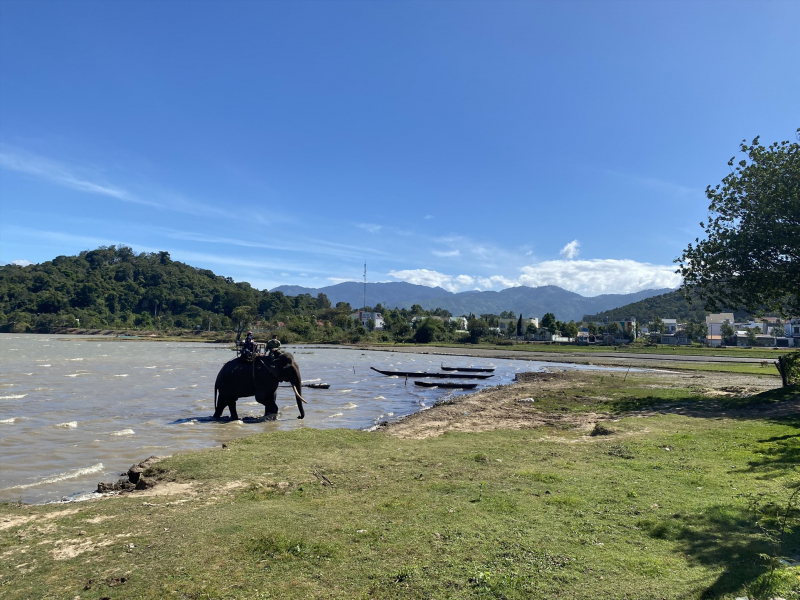 Rủ nhau ra hồ chơi, 2 cháu nhỏ bị đuối nước thương tâm -0
