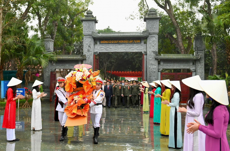 Bộ trưởng Tô Lâm cùng đoàn công tác dâng hương tưởng niệm Chủ tịch Hồ Chí Minh -0