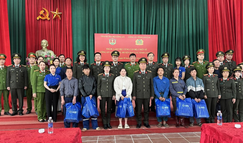 Đoàn công tác Thanh tra Bộ Công an thăm, làm việc và tặng quà tại xã Cốc Mỳ, huyện Bát Xát -0