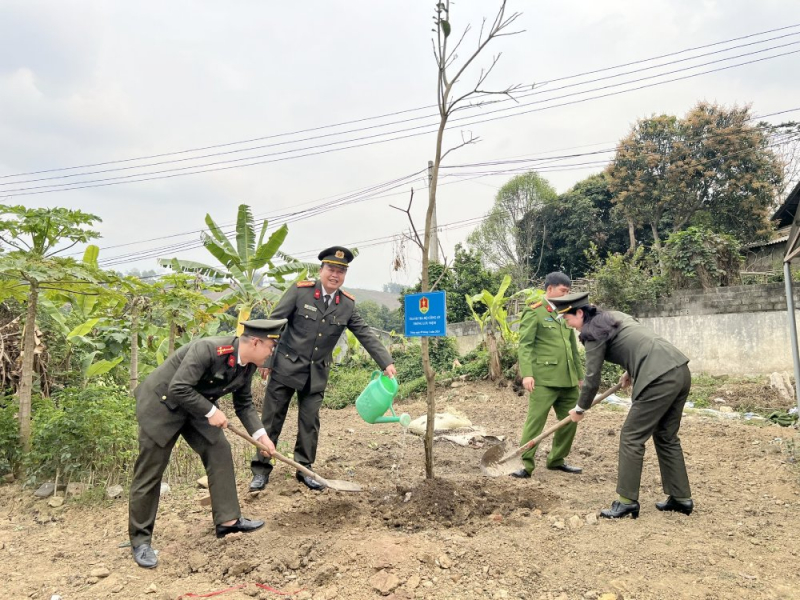 Đoàn công tác Thanh tra Bộ Công an thăm, làm việc và tặng quà tại xã Cốc Mỳ, huyện Bát Xát -1