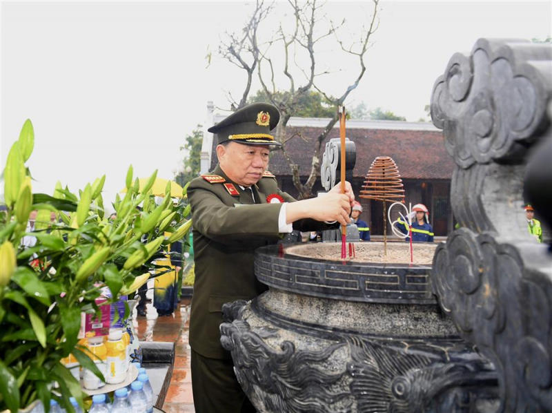 Bộ trưởng Tô Lâm dâng hương tưởng niệm Chủ tịch Hồ Chí Minh -0