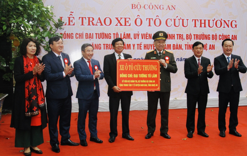Bộ trưởng Tô Lâm dâng hương tưởng niệm Chủ tịch Hồ Chí Minh -0